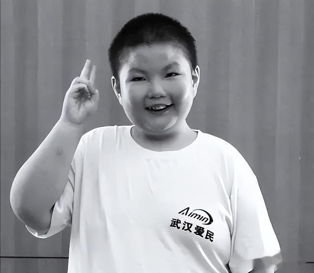 江西14岁男孩体重300斤，一顿饭吃18包泡面，去世前哭着说想减肥