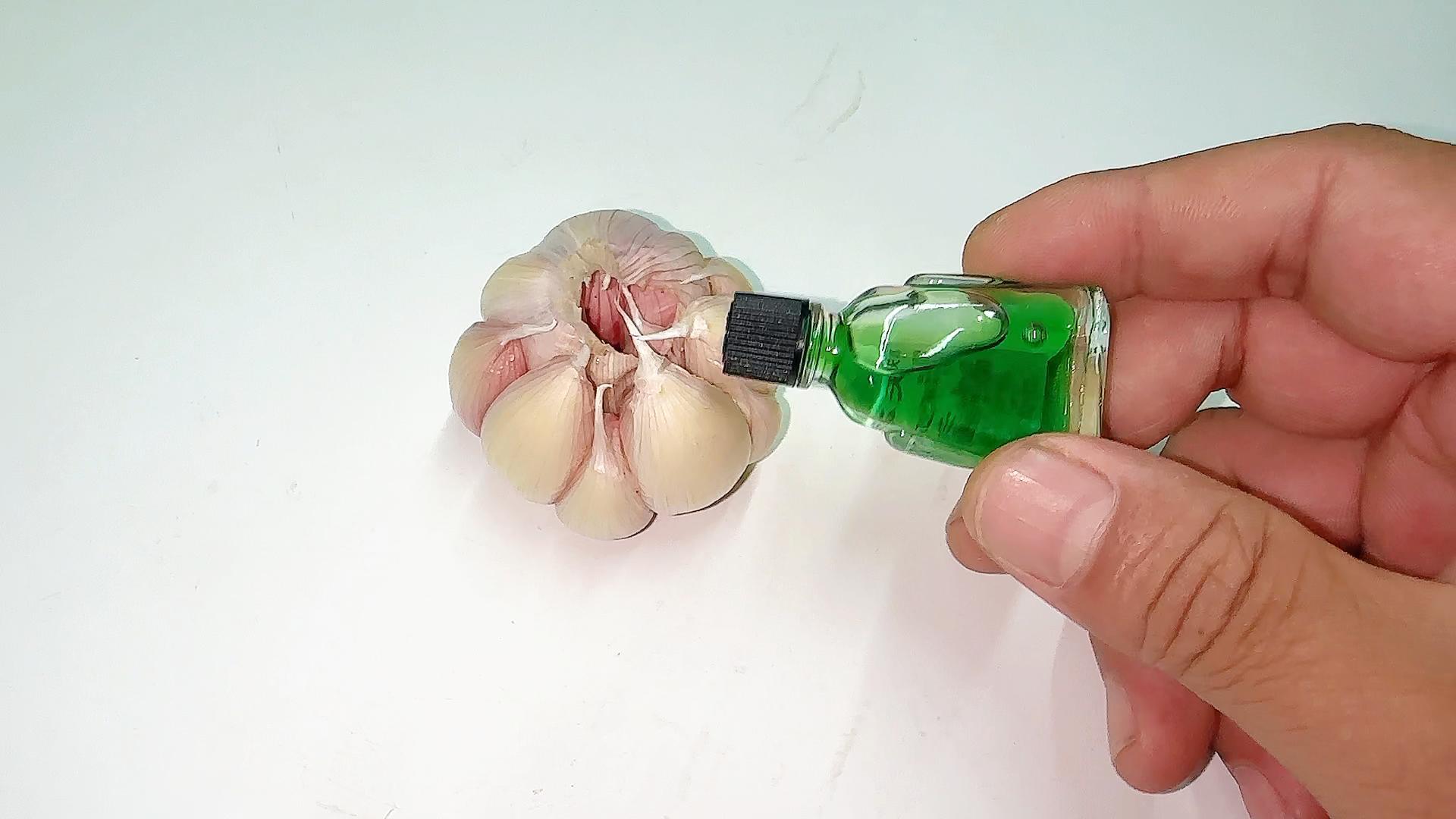 把风油精滴在大蒜上，作用太厉害了，解决家家户户的大烦恼