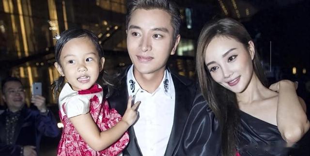 42岁李小璐山顶拍摄被偶遇,个子好矮像1米5,浓妆艳抹愁眉苦脸