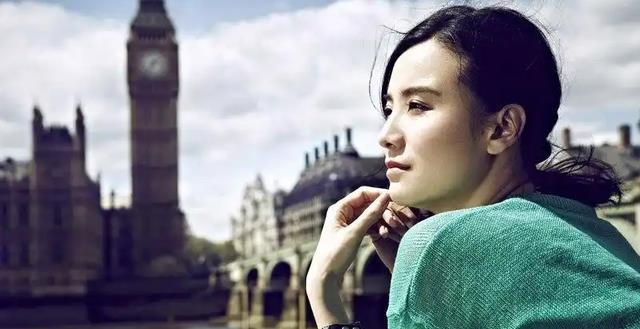 “风流”了20年，与五婚导演同居，逼正宫退位，如今43岁风情依旧