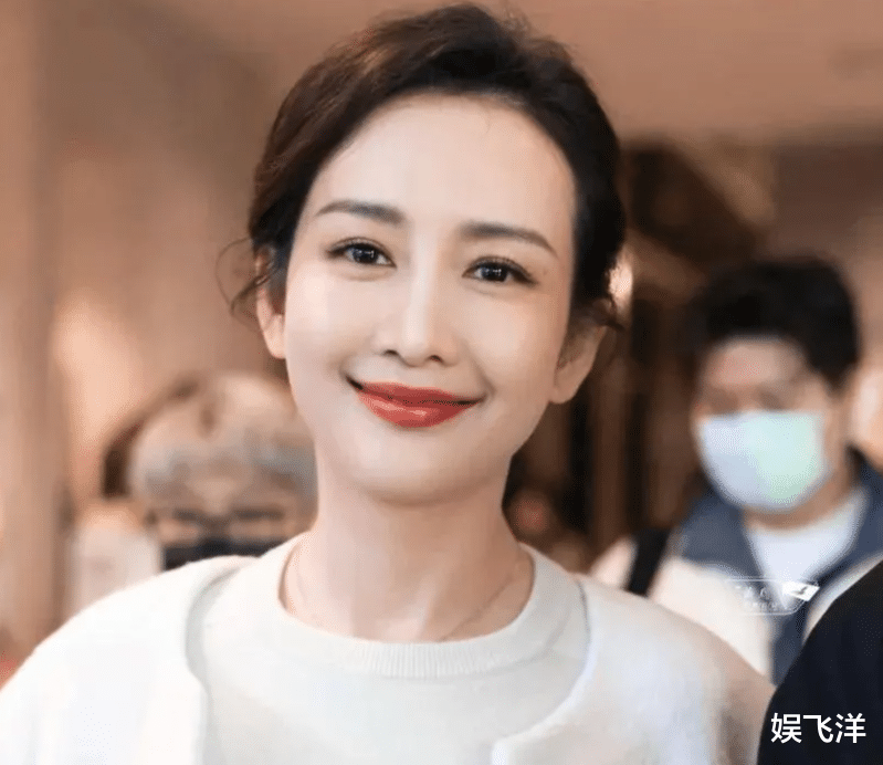 42岁王鸥路透曝光,未婚生女疑云再起,她如何在舆论中活出自信?