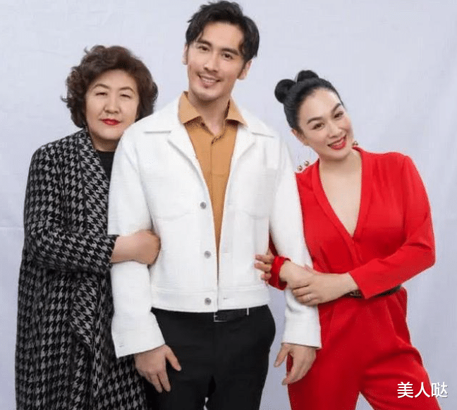 钟丽缇一家六口来拜年，穿高开叉红裙美丽动人，与大10岁婆婆同框竟似奶奶和孙女