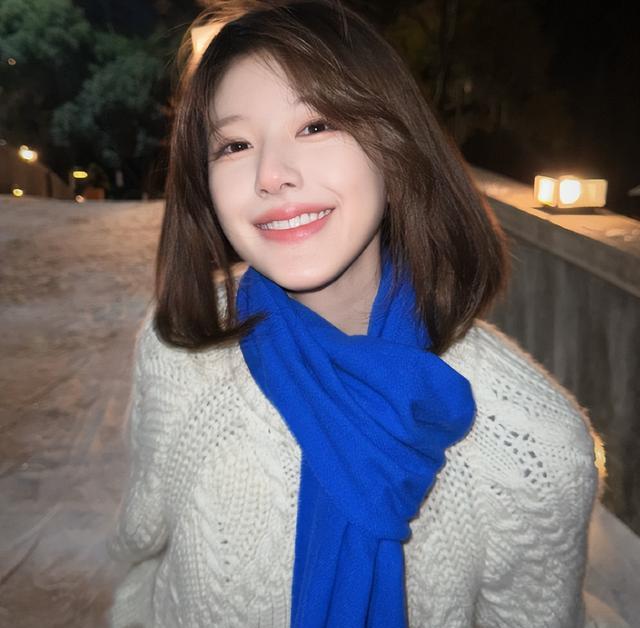 赵露思代言照又变脸了!笑容脸僵眼睛睁不开,网友呼吁别再医美了