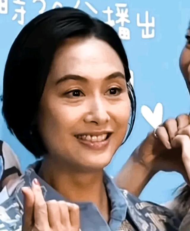 53岁朱茵和58岁吴君如一夜间就老了,56岁伊能静却依然美得很坚挺