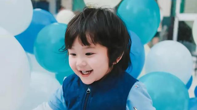 郑嘉颖携小娇妻为小儿子庆祝两岁生日，一家五口同框温馨又幸福