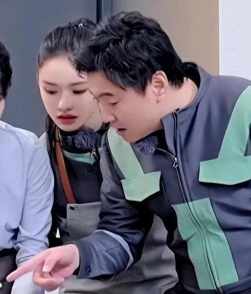 沈腾一家近况曝光!爸妈腿脚不利索被搀扶,王琦暴瘦与老公无交流