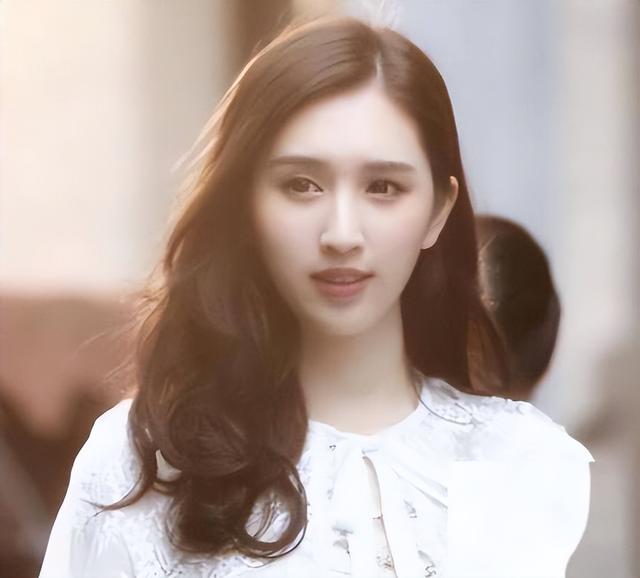 悲惨的小黎姿:被亲爹送给大51岁富豪赚生活费,亲爹却拿钱养小三