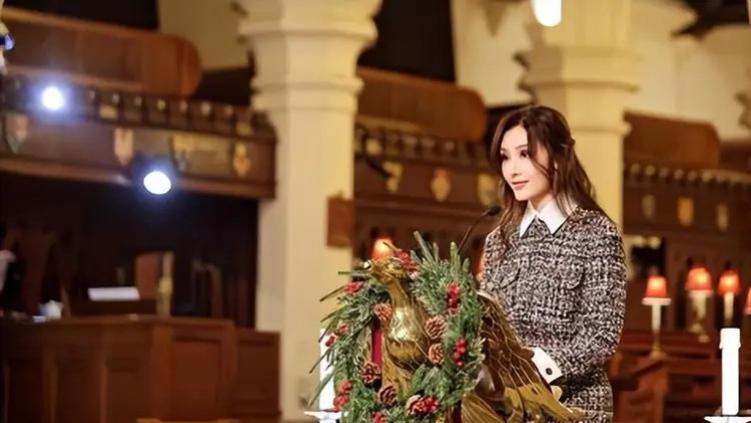 李嘉欣现身慈善活动，脸部变化引热议，网友直击她和“网红脸”越来越像！