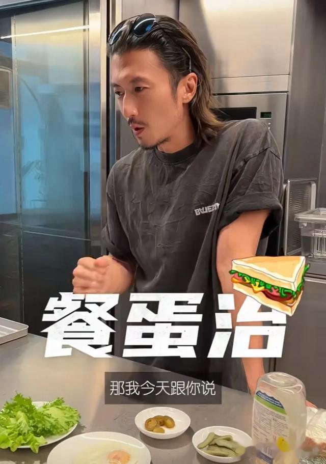 票房扛不住，做菜险翻车，谢霆锋做三明治视频用替身被粉丝打脸