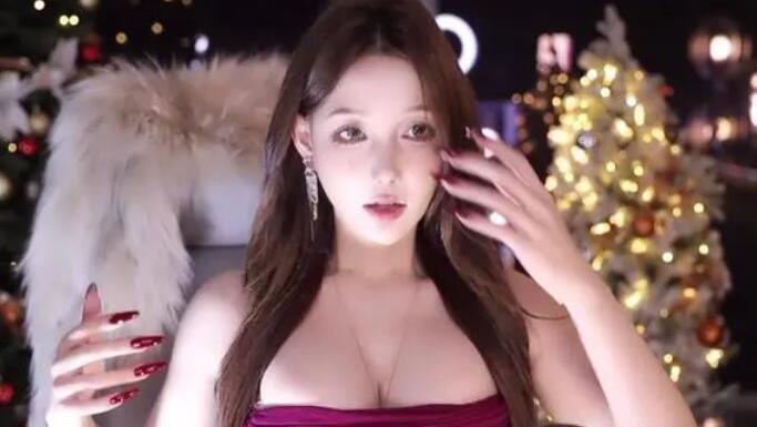 米娜硬刚超管，故意穿着暴露跳热舞，被平台扣分后依然不停止舞蹈