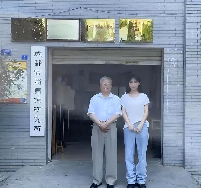 近照堪比毁容，曾被“资本”抛弃的李子柒，复出后处境却令人心疼