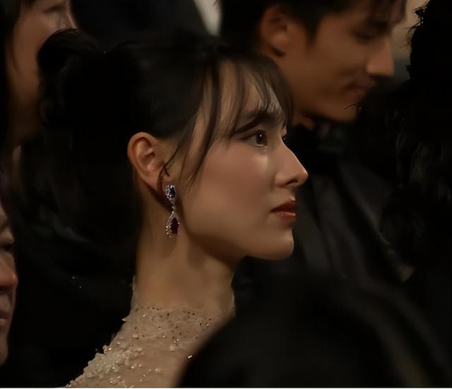 35岁的梁洛施无名指戴宝石戒指喜笑,生活中处处彰显富贵之气