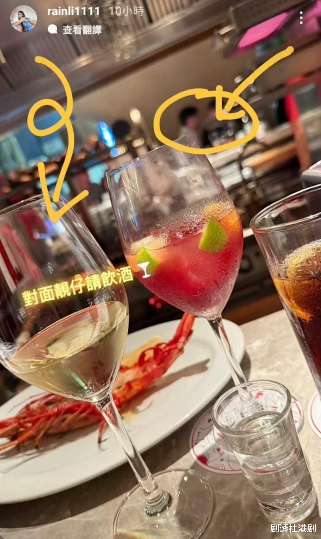 开心!41岁李彩桦酒吧狂欢被靓仔请喝酒,离婚后自认只想谈小鲜肉