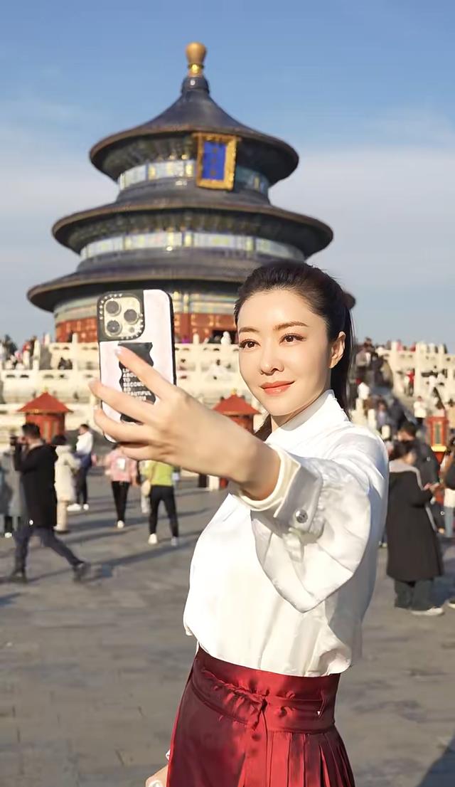 44岁熊黛林现身北京天坛，穿马面裙配波鞋，为家人祈福，无人认出