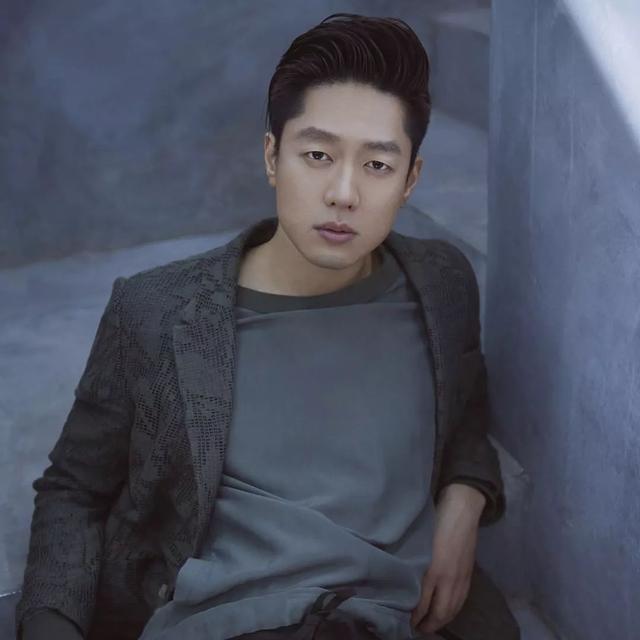 凌潇肃超市购物，憔悴水肿头发炸毛，网友形容像洪世贤流落街头