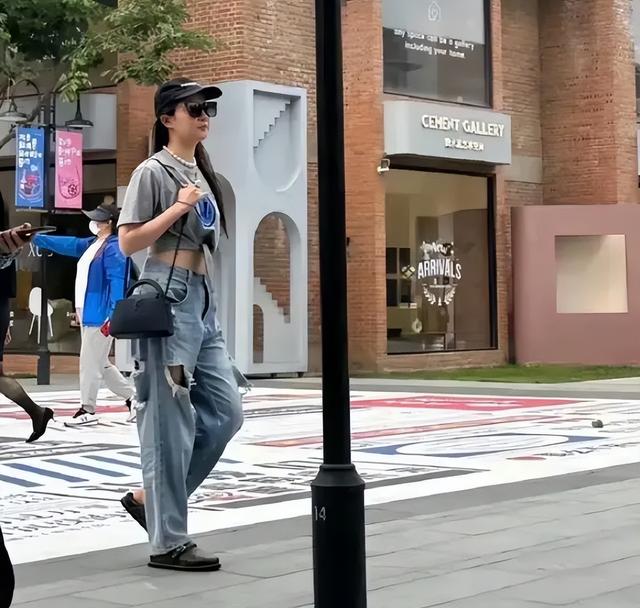 刘亦菲现身珠宝店,身穿露肩装太有魅力!疑没下单遭导购嫌弃瞪眼