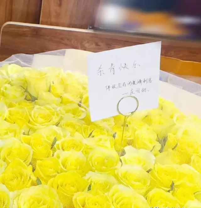 刘亦菲晒玫瑰剧组照,与林更新一起比耶默契十足,霍建华低调露脸