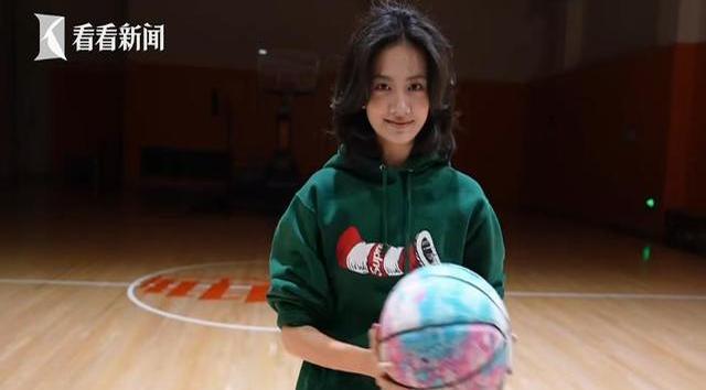 上海首位00后新闻女主播杨千，嗓音酷似王菲，全网粉丝数百万