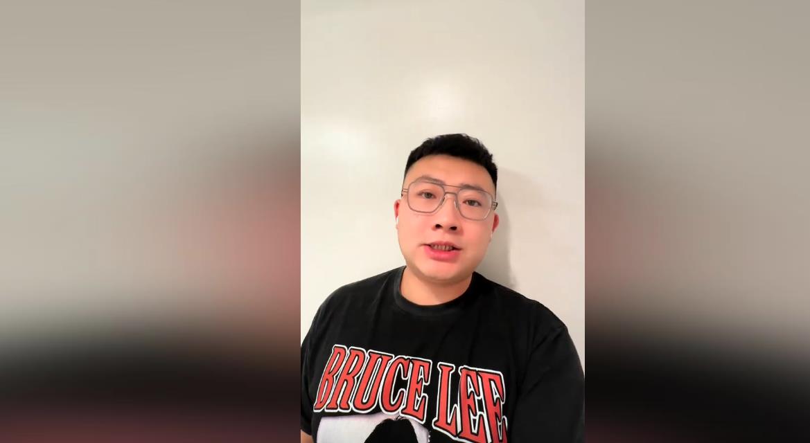 网红美国街头被抢手机,暴揍对方血溅一身,网友:就爱歧视中国人