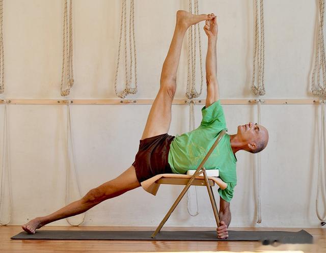如何利用一把椅子和瑜伽砖辅助练习手拿脚趾侧板式 有效的辅助练习