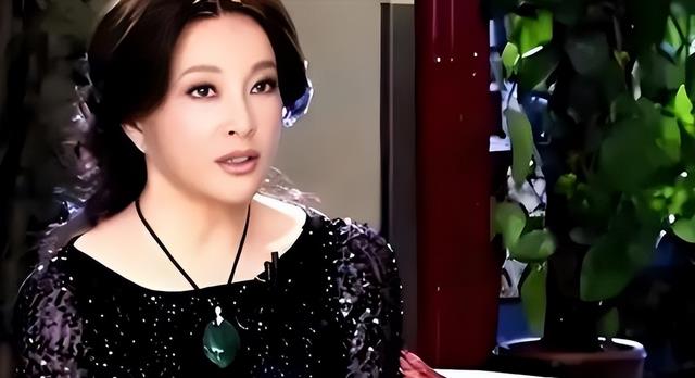 刘晓庆首次回应“同时交8个男友”：我体力没那么好，太吓人了