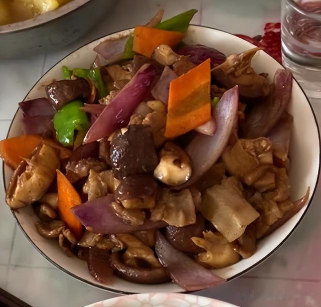 女孩瞒着父母来东北男友家吃饭,晒桌子上饭菜,网友看完却劝分手