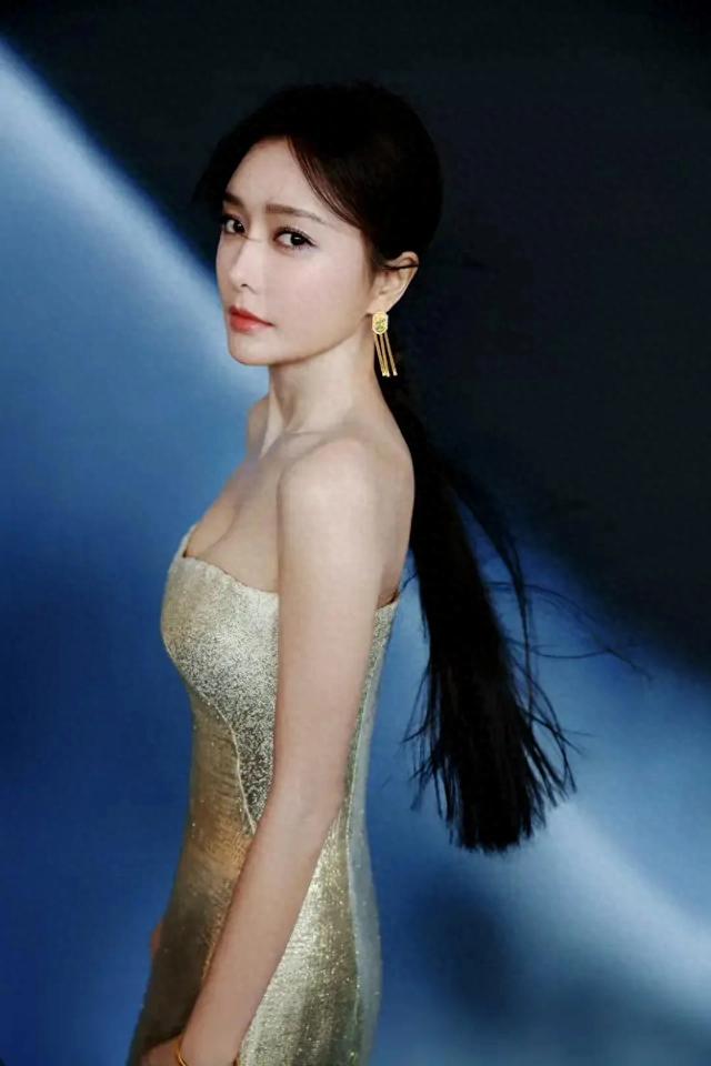 秦岚穿鎏金裙如星空般璀璨,长发迷人气质爆表