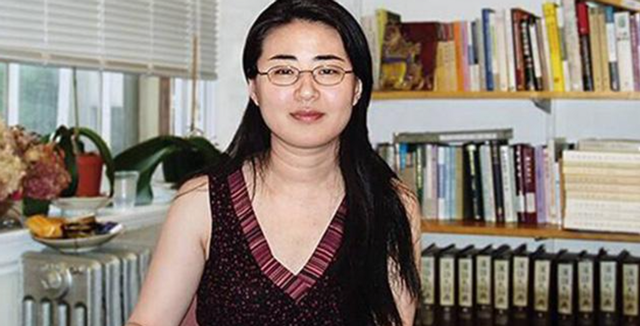 北大才女田晓菲,嫁大25岁美国老公,现在满头白发,她过得如何?