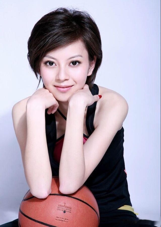 侯玉婷:已离开广东电视台多年,儿子娶了广东体育频道主持人央金