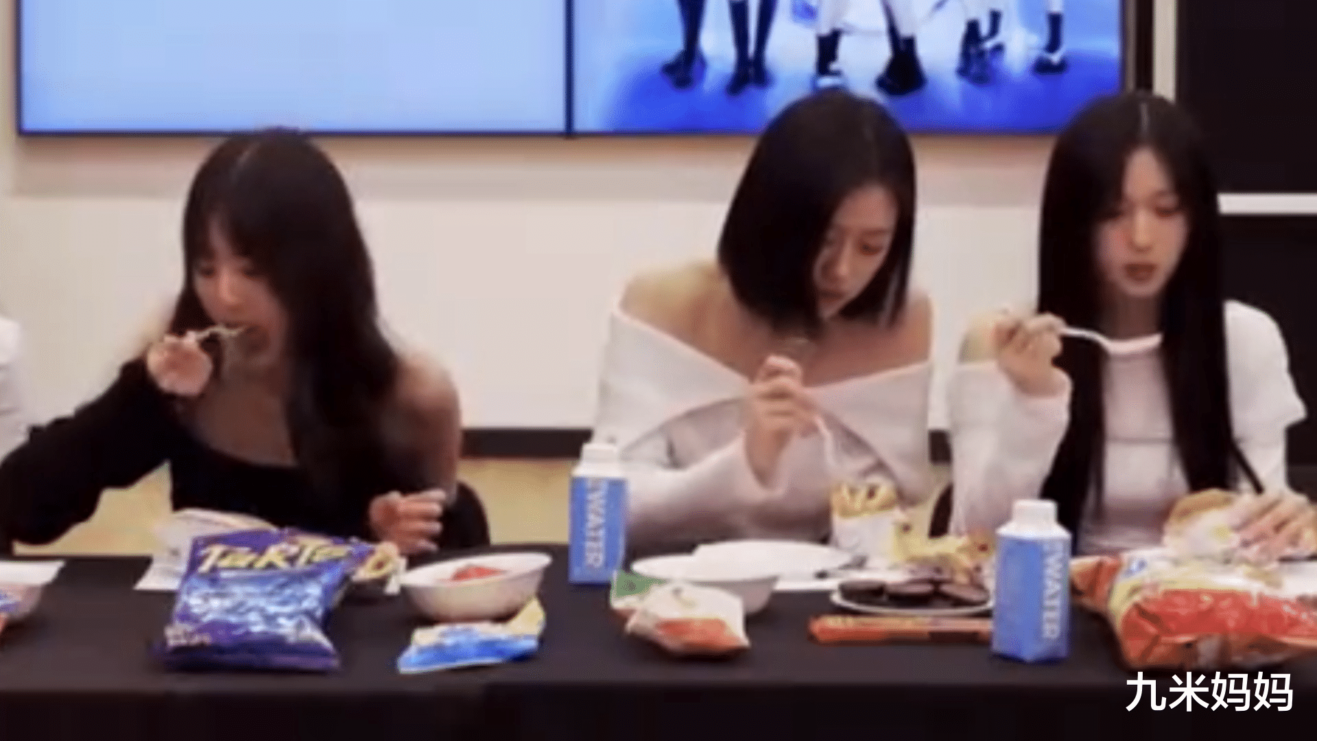 韩国女明星用叉子吃汉堡引热议，网友：张不开嘴？