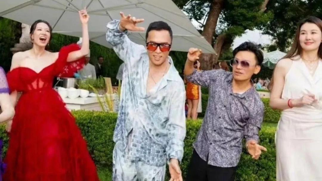 王宝强携1米78新女友与甄子丹聚会，网友：女友好漂亮，就是这最萌身高差……