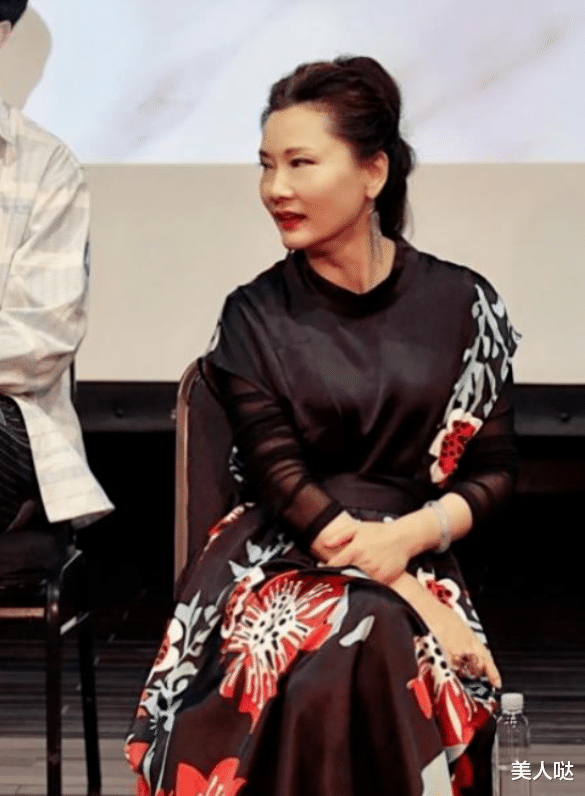 60岁何赛飞带火了一种新穿法：“新中式风+高马尾”，时髦高级又优雅