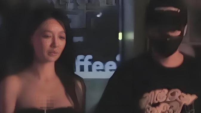 黄晓明叶珂被曝甜蜜过七夕，女方衣着清凉凸显丰腴身材