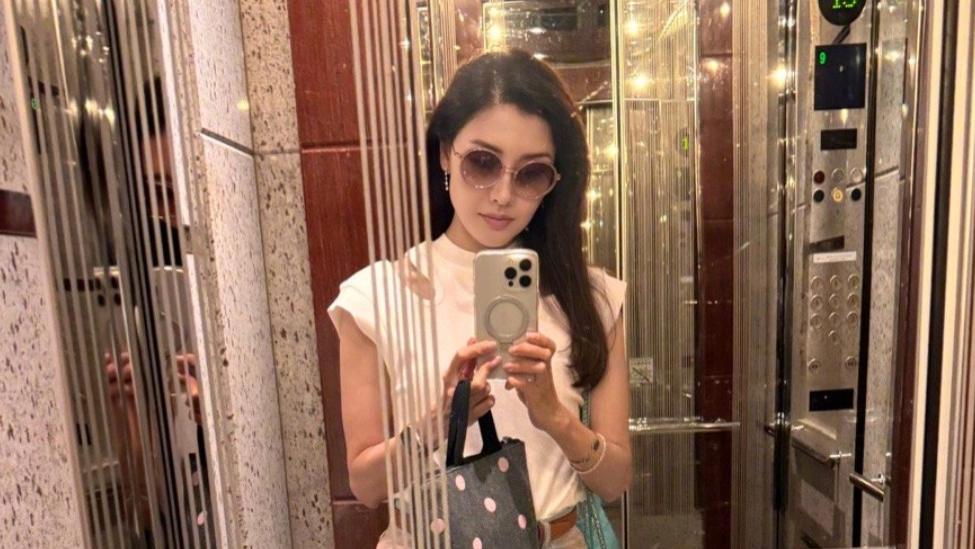 李嘉欣晒自拍照：墨镜长发好休闲，身材纤瘦状态佳！