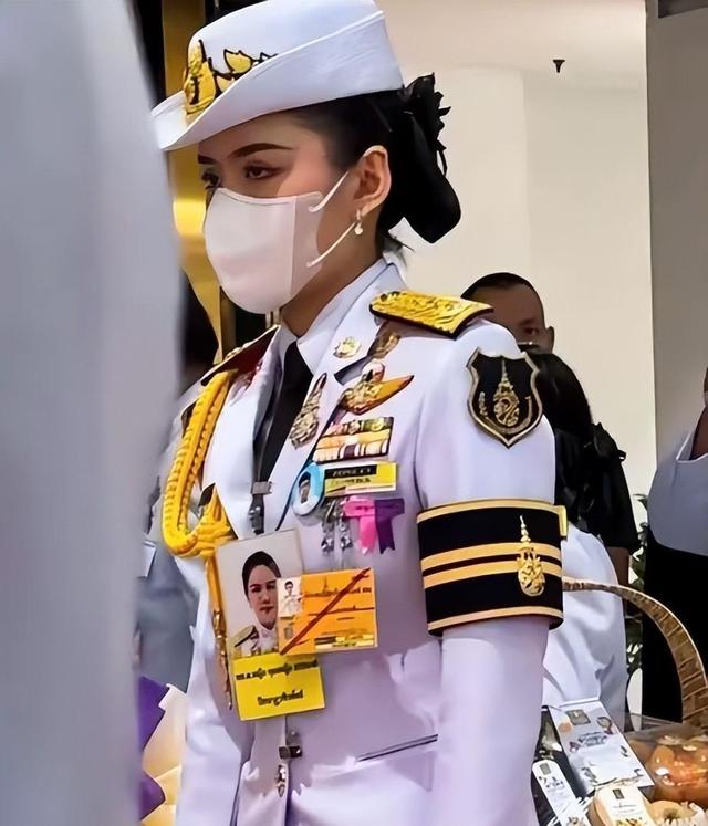 苏提达铁腕，泰王新宠欧拉弄32岁生日，没赏赐封妃只拿海报打发了