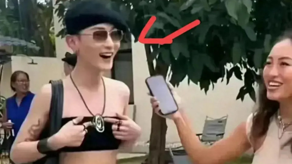 粉丝偶遇56岁张敏，人瘦成“纸片人”，抹胸露脐装，网友为其健康担心