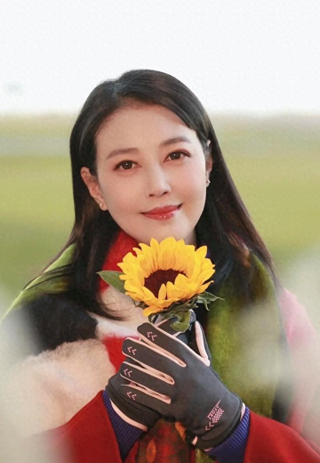 周海媚去世一周年，生前养的毛孩子六六墩墩前往墓地看望惹人泪目