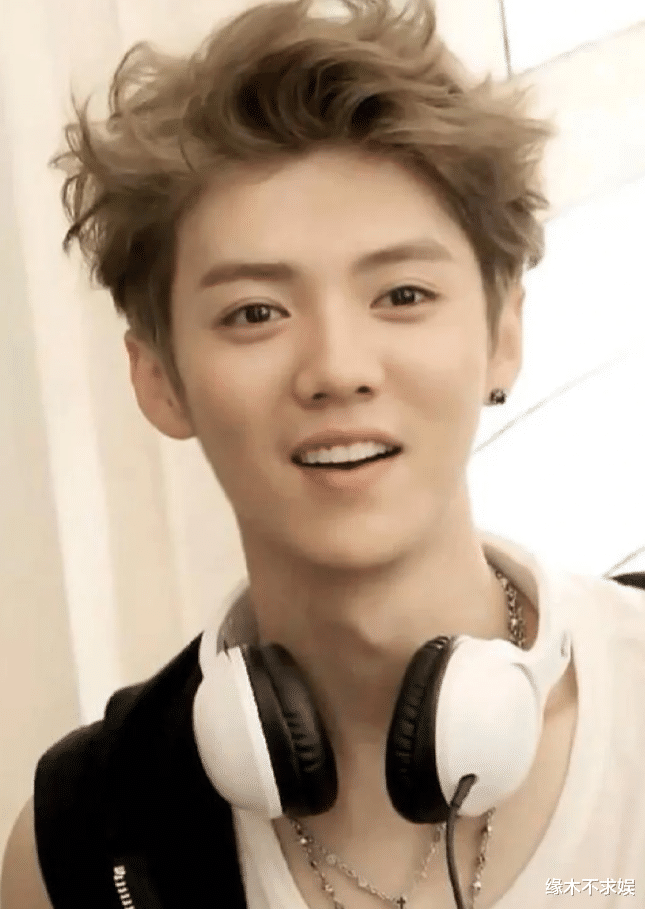 鹿晗凌晨直播放飞自我,竖中指骂脏话太颓废,被质疑和关晓彤分手了