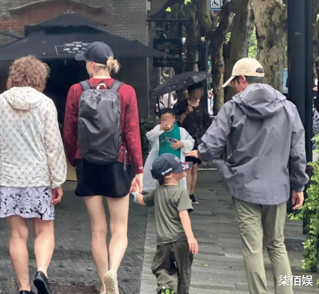 撒贝宁带家人回武汉,白发疯狂增多老态尽现,丈母娘同行帮带娃