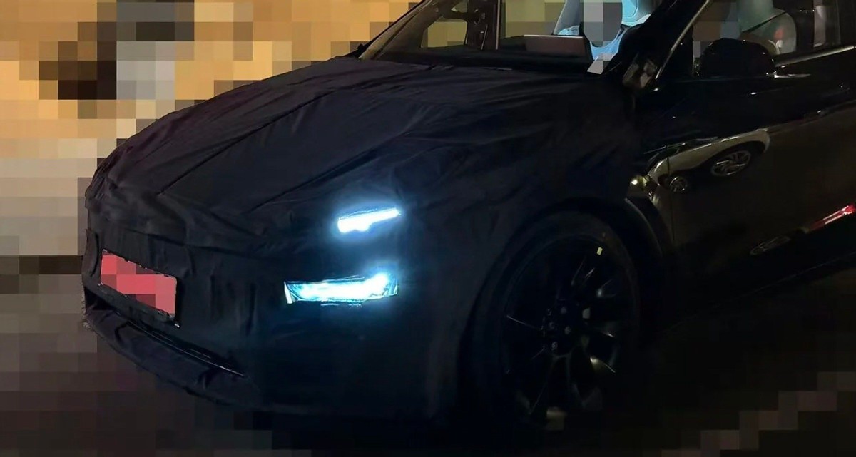 全新Model Y再曝实车图！车尾真配贯穿式尾灯，比现款好看？