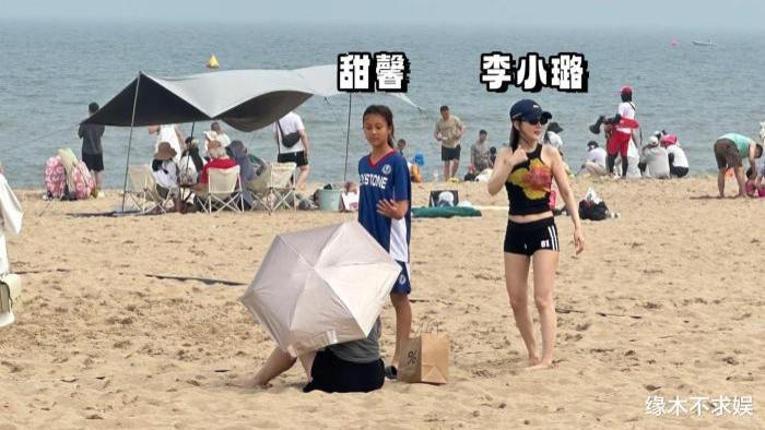 李小璐带女儿海边游玩被拍，真实皮肤一言难尽，用皂后肤色白嫩！