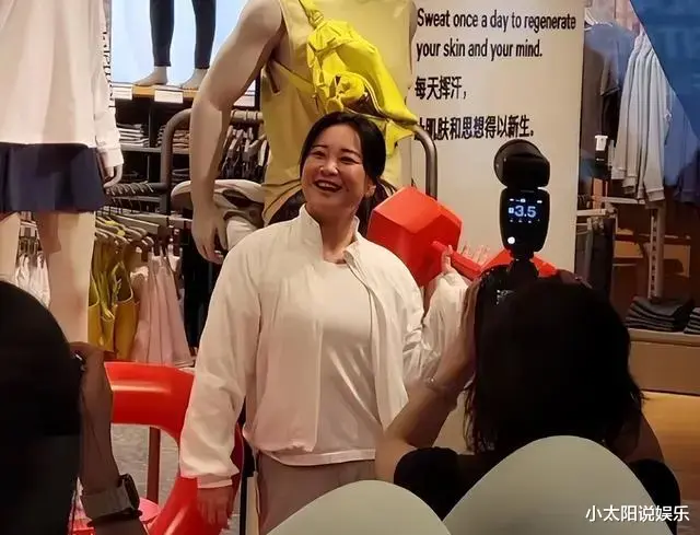 口碑一落千丈!贾玲亮相活动与粉丝互动,花费200万减下的体重又胖了