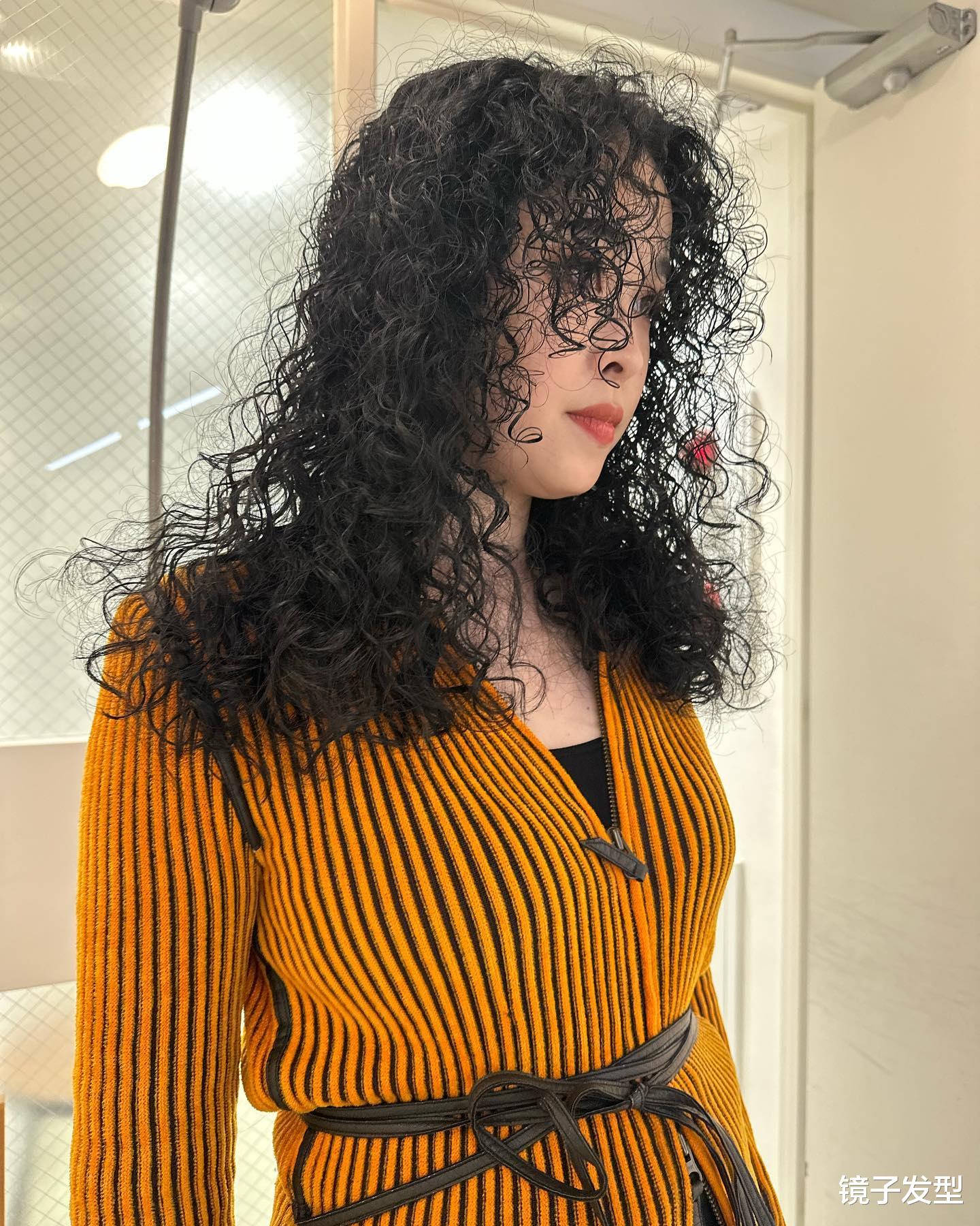 长头发细软贴头皮的姐妹,看看全头羊毛卷烫发,蓬松洋气显时尚