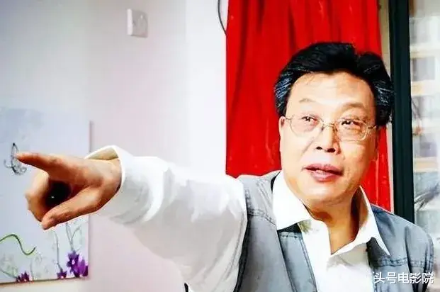 老戏骨坐轮椅!83版射雕老顽童周伯通晚年住养老院,女儿女友消失