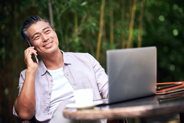 中年男人就应该淘汰!自己不想回家,留公司刷抖音,变相卷年轻人