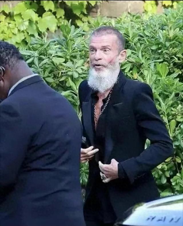 章子怡前男友近照曝光!59岁像80岁大爷,打扮时髦,却还是老人味