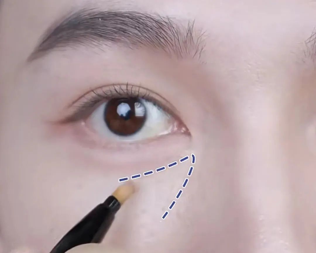 为了给奢牌站台从霸气红裙到情趣黑纱？这别又是第二个Lisa吧