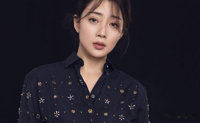 长成“人间水蜜桃”,离婚多年后“绯闻”不断,如今44岁依旧单身