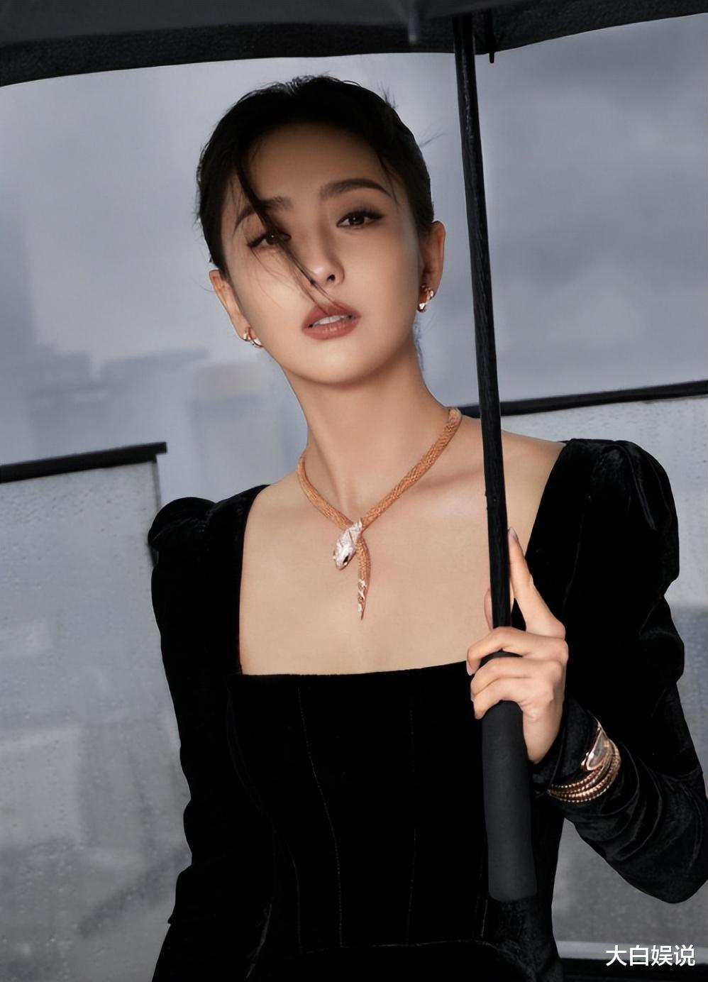 佟丽娅吃饭生图曝光,眼神凌厉和台前区别大,被指有官太太气质了