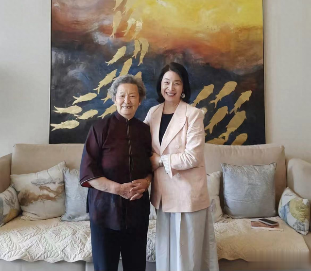 身为“老戏骨”却定居日本，64岁风韵犹存，儿子母语是“日语”